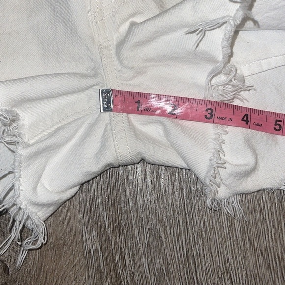 Levi's White Jean Shorts with Frayed Hem size 29 - Picture 5 of 9